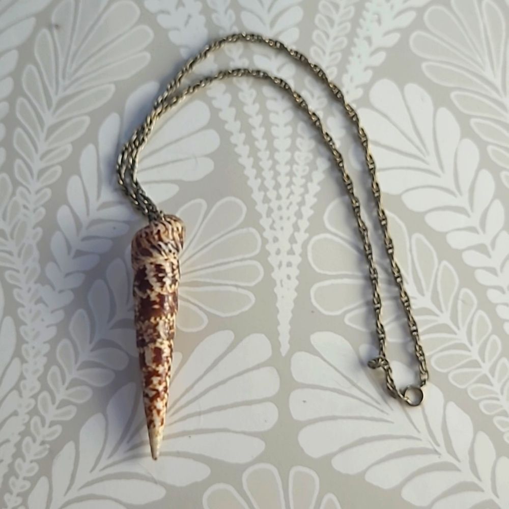 Vintage 70s Seashell Pendant Necklace